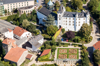 Photographie aérienne de Victor's Residenz-Hôtel Schloss Berg et Niederburg Nennig à le quartier Nennig in Perl dans le département Sarre, Allemagne