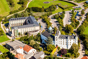 Vue oblique de Victor's Residenz-Hôtel Schloss Berg et Niederburg Nennig à le quartier Nennig in Perl dans le département Sarre, Allemagne