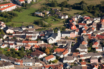 Vue aérienne de Saint Nicolas à le quartier Orscholz in Mettlach dans le département Sarre, Allemagne