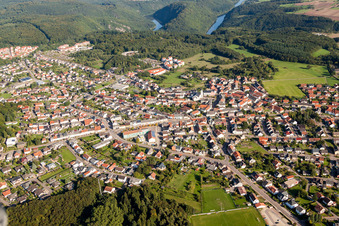 Vue aérienne de Vue des rues et des maisons dans les quartiers résidentiels à le quartier Orscholz in Mettlach dans le département Sarre, Allemagne