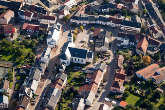 Vue aérienne de Bâtiment d'église au centre du village à le quartier Orscholz in Mettlach dans le département Sarre, Allemagne