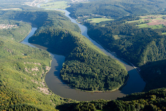 Vue aérienne de La boucle de la Sarre, dans la commune de Mettlach. La rivière dessine sa boucle à travers la Sarre. à Mettlach dans le département Sarre, Allemagne