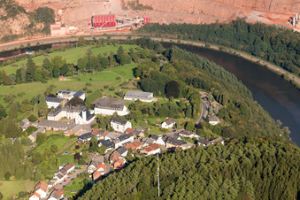 Vue aérienne de Les rives de la Sarre à le quartier Taben in Taben-Rodt dans le département Rhénanie-Palatinat, Allemagne