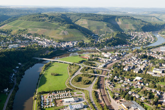 Vue aérienne de Les rives de la Sarre à le quartier Beurig in Saarburg dans le département Rhénanie-Palatinat, Allemagne