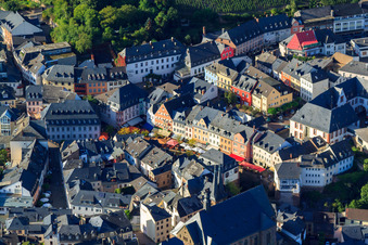 Vue aérienne de Au marché à le quartier Beurig in Saarburg dans le département Rhénanie-Palatinat, Allemagne
