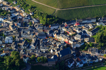 Vue aérienne de Vieille ville à le quartier Beurig in Saarburg dans le département Rhénanie-Palatinat, Allemagne