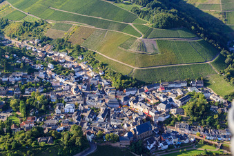 Vue aérienne de Vieille ville sous les vignes à Saarburg dans le département Rhénanie-Palatinat, Allemagne