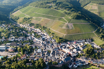 Vue aérienne de Les rives de la Sarre à le quartier Beurig in Saarburg dans le département Rhénanie-Palatinat, Allemagne