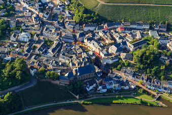 Vue aérienne de Saint-Laurent sur les rives de la Sarre à le quartier Beurig in Saarburg dans le département Rhénanie-Palatinat, Allemagne