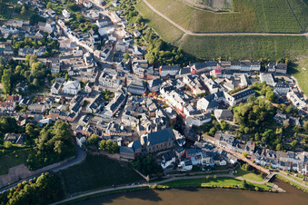 Vue aérienne de Les rives de la Sarre à le quartier Beurig in Saarburg dans le département Rhénanie-Palatinat, Allemagne