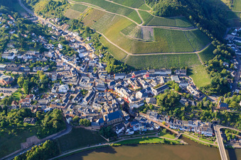 Vue aérienne de Vieille ville sous les vignes à le quartier Beurig in Saarburg dans le département Rhénanie-Palatinat, Allemagne