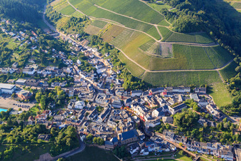 Photographie aérienne de Vieille ville sous les vignes à le quartier Beurig in Saarburg dans le département Rhénanie-Palatinat, Allemagne