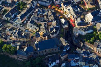 Vue aérienne de Vieille ville et Saint-Laurent au bord de la Sarre à le quartier Beurig in Saarburg dans le département Rhénanie-Palatinat, Allemagne