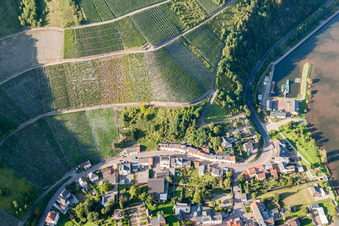 Vue aérienne de Les rives de la Sarre à le quartier Niederleuken in Saarburg dans le département Rhénanie-Palatinat, Allemagne