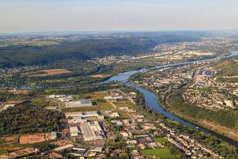 Vue aérienne de Estuaire de la Sarre dans la Moselle à Konz dans le département Rhénanie-Palatinat, Allemagne