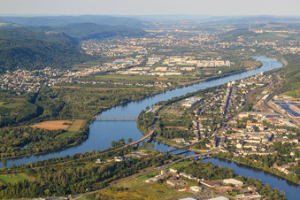 Vue aérienne de Estuaire de la Sarre dans la Moselle à Konz dans le département Rhénanie-Palatinat, Allemagne