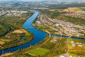 Vue aérienne de Zones riveraines le long de l'embouchure de la Sarre dans la Moselle à Konz dans le département Rhénanie-Palatinat, Allemagne