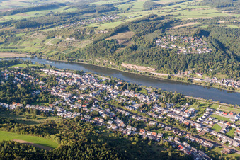 Vue aérienne de Les berges des rivières à le quartier Reinig in Wasserliesch dans le département Rhénanie-Palatinat, Allemagne