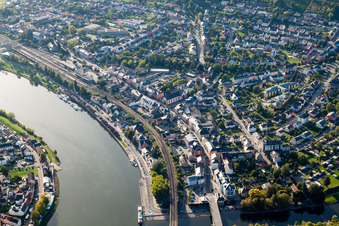 Vue aérienne de Les berges de la Moselle à Mertert à Wasserbillig dans le département Grevenmacher, Luxembourg