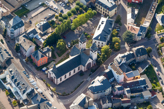 Vue aérienne de Bâtiment de l'église Saint-Martin à Mertert à Wasserbillig dans le département Grevenmacher, Luxembourg