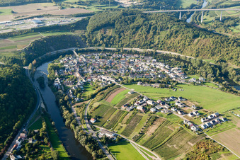 Vue aérienne de Boucle courbe des rives de la Sûre à la frontière avec le cours du Luxembourg dans le district de Mesenich à Langsur dans le département Rhénanie-Palatinat, Allemagne
