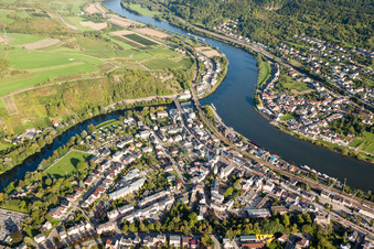 Vue aérienne de Zones riveraines le long de l'embouchure de la Sûre dans la Moselle à Wasserbillig dans le département Grevenmacher, Luxembourg