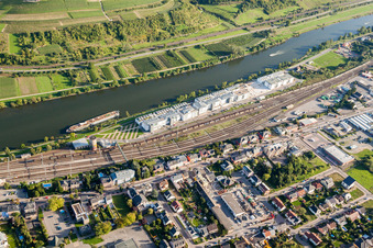 Vue aérienne de Bâtiments résidentiels dans d'anciennes installations portuaires au bord de la Moselle Esplanade de la Moselle à Wasserbillig dans le département Grevenmacher, Luxembourg