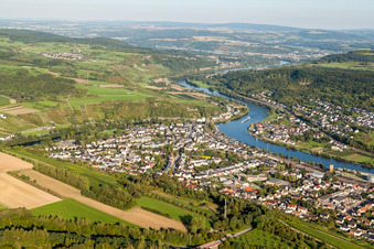 Vue aérienne de Zones riveraines le long de l'embouchure de la Sûre dans la Moselle à Wasserbillig dans le département Grevenmacher, Luxembourg