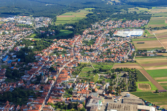 Vue aérienne de Vue de la ville depuis l'ouest à Bellheim dans le département Rhénanie-Palatinat, Allemagne