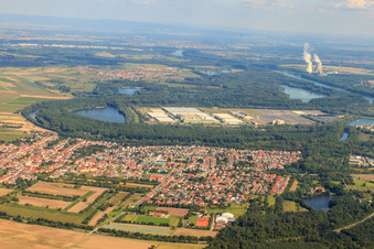 Vue aérienne de Village devant le Daimler / Mercedes Benz GLC sur l'île de Green à Lingenfeld dans le département Rhénanie-Palatinat, Allemagne