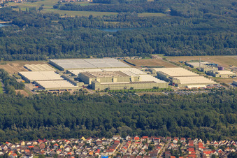 Vue aérienne de Daimler / Mercedes Benz GLC sur l'île verte à Germersheim dans le département Rhénanie-Palatinat, Allemagne