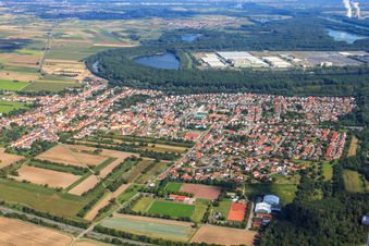Vue aérienne de Village devant le Daimler / Mercedes Benz GLC sur l'île de Green à Lingenfeld dans le département Rhénanie-Palatinat, Allemagne