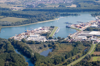Vue aérienne de Quais et postes d'amarrage des navires au bassin du port intérieur du Rhin à Germersheim dans le département Rhénanie-Palatinat, Allemagne