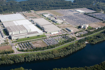 Vue oblique de Complexe de bâtiments et terrain du centre logistique mondial de Daimler AG sur l'île de Grün à Germersheim dans le département Rhénanie-Palatinat, Allemagne