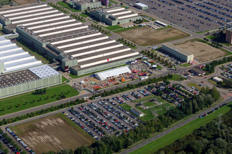 Photographie aérienne de Daimler / Mercedes Benz GLC sur l'île verte à Germersheim dans le département Rhénanie-Palatinat, Allemagne