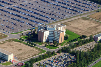 Vue aérienne de Centre logistique mondial Daimler / Mercedes-Benz GLC sur l'île de Grün à Germersheim dans le département Rhénanie-Palatinat, Allemagne