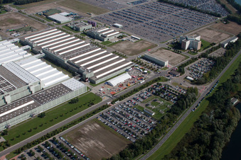 Complexe de bâtiments et terrain du centre logistique mondial de Daimler AG sur l'île de Grün à Germersheim dans le département Rhénanie-Palatinat, Allemagne d'en haut