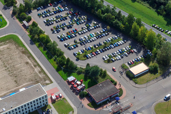 Centre logistique mondial Daimler / Mercedes-Benz GLC sur l'île de Grün à Germersheim dans le département Rhénanie-Palatinat, Allemagne d'en haut