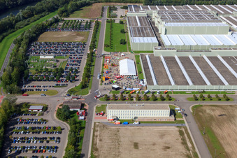Centre logistique mondial Daimler / Mercedes-Benz GLC sur l'île de Grün à Germersheim dans le département Rhénanie-Palatinat, Allemagne hors des airs