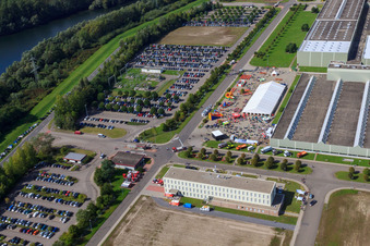 Centre logistique mondial Daimler / Mercedes-Benz GLC sur l'île de Grün à Germersheim dans le département Rhénanie-Palatinat, Allemagne vue d'en haut