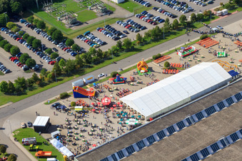 Centre logistique mondial Daimler / Mercedes-Benz GLC sur l'île de Grün à Germersheim dans le département Rhénanie-Palatinat, Allemagne depuis l'avion