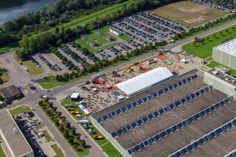 Vue aérienne de Daimler GLC sur l'île verte à Germersheim dans le département Rhénanie-Palatinat, Allemagne