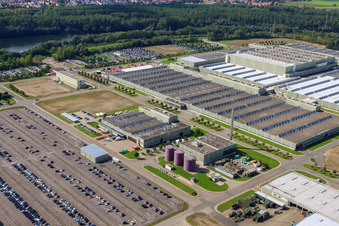Centre logistique mondial Daimler / Mercedes-Benz GLC sur l'île de Grün à Germersheim dans le département Rhénanie-Palatinat, Allemagne vue du ciel