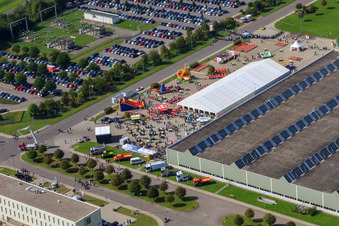 Enregistrement par drone de Centre logistique mondial Daimler / Mercedes-Benz GLC sur l'île de Grün à Germersheim dans le département Rhénanie-Palatinat, Allemagne