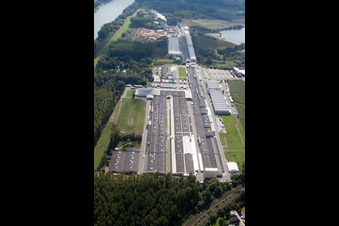 Complexe de bâtiments et terrain du centre logistique mondial de Daimler AG sur l'île de Grün à Germersheim dans le département Rhénanie-Palatinat, Allemagne depuis l'avion