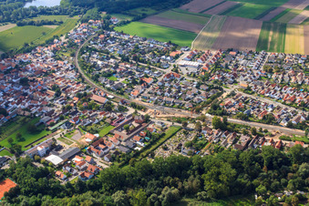 Vue aérienne de Ligne de chemin de fer traversant le village à le quartier Sondernheim in Germersheim dans le département Rhénanie-Palatinat, Allemagne