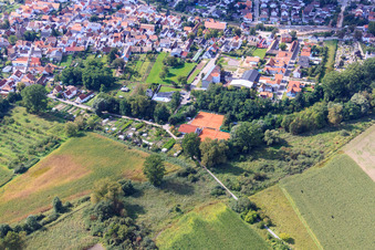 Vue aérienne de Schulstr à le quartier Sondernheim in Germersheim dans le département Rhénanie-Palatinat, Allemagne