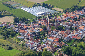 Vue aérienne de Église catholique Saint-Jean-Baptiste à le quartier Sondernheim in Germersheim dans le département Rhénanie-Palatinat, Allemagne