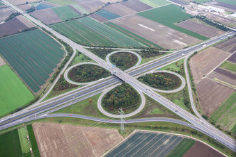 Vue aérienne de Acheminement du trafic et voies du tracé routier à la jonction autoroutière des BAB A65 et A61 à Mutterstadt dans le département Rhénanie-Palatinat, Allemagne