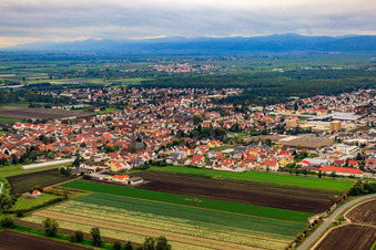 Vue aérienne de Vue de la ville depuis le nord-est à Maxdorf dans le département Rhénanie-Palatinat, Allemagne